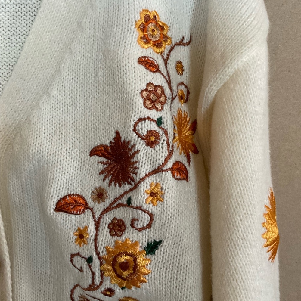 Romwe Embroidered Floral Cream Cardigan Sweater size L - Picture 4 of 9